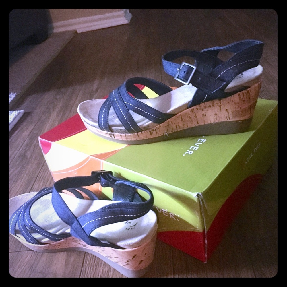 Women shoes ( size 9 MED)